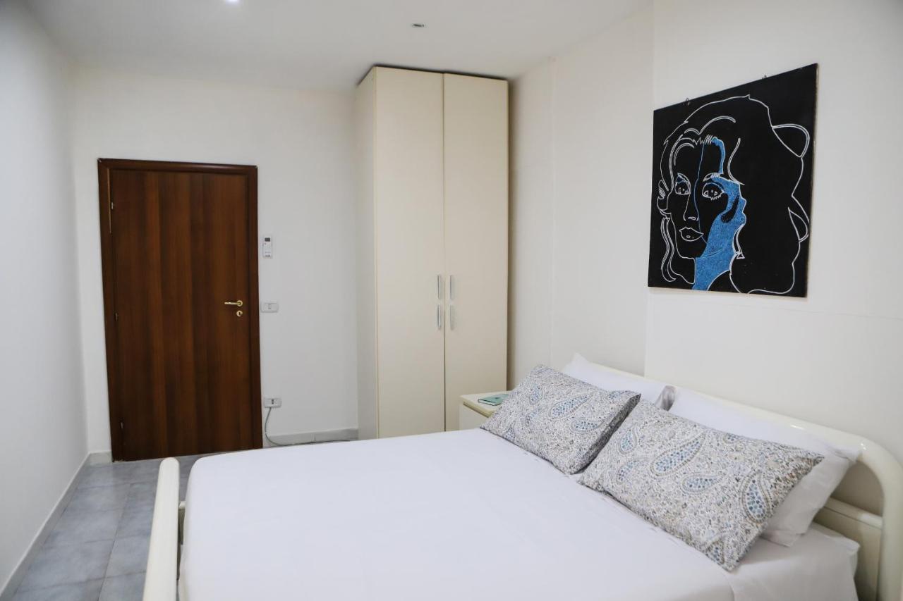 Napoli Centrale Budget Apartment Екстер'єр фото